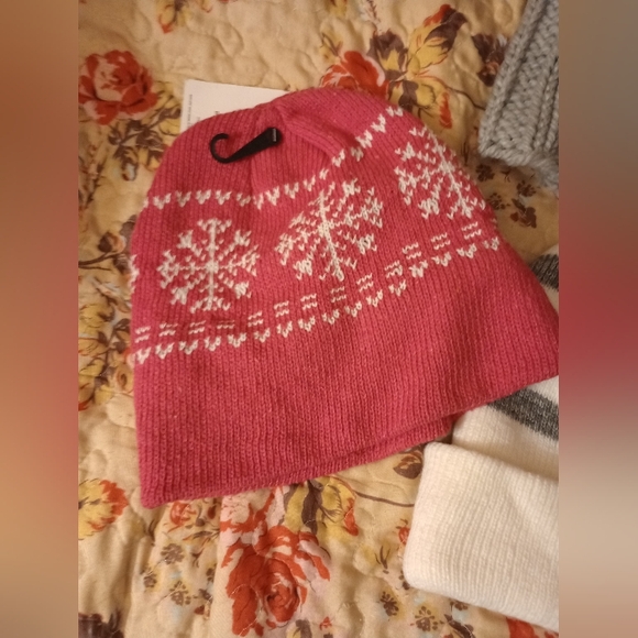 (4) PC Women's Beanie & Pom Pom Variety - Picture 3 of 16